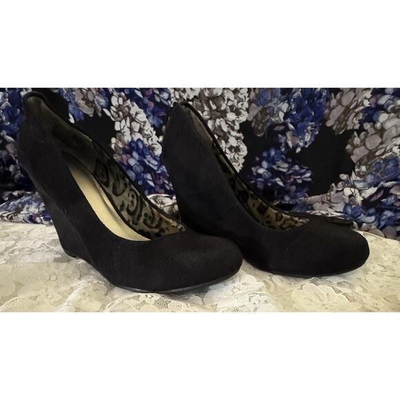 Cato Black Wedge Heels, Closed Toe, Faux Suede Upper, Size 7 - Picture 3 of 8